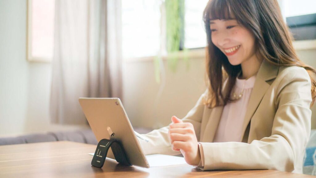 iPadを『iFLEX Buddy』において利用している女性の写真